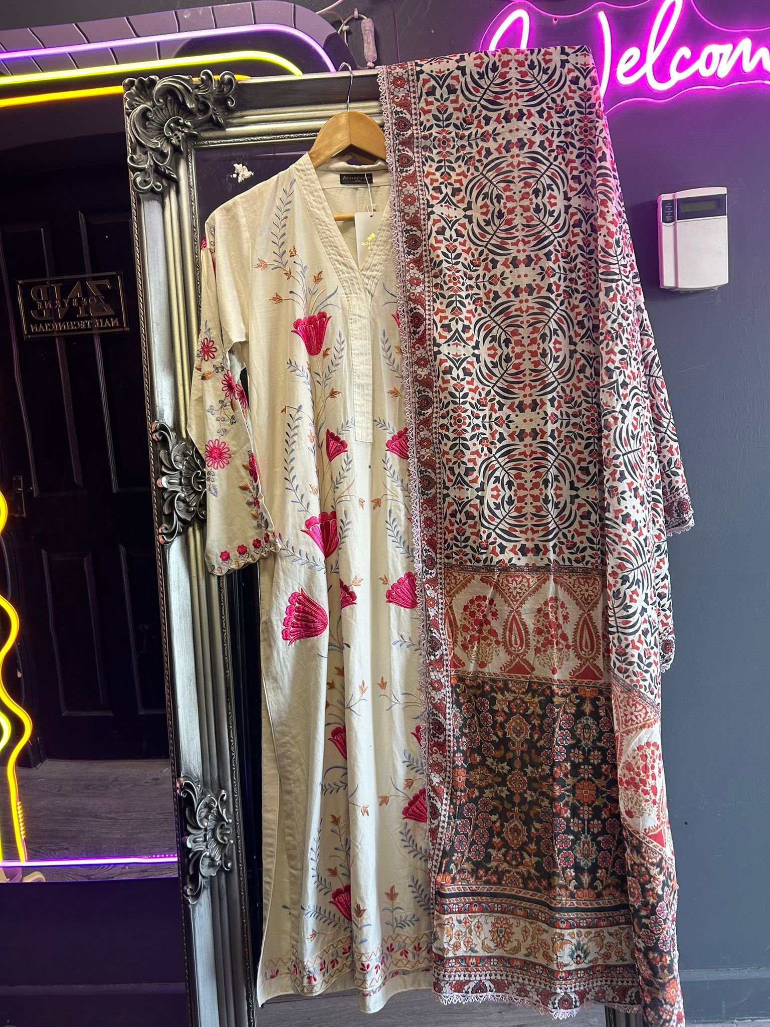 2026/03/1000253022.jpg Agha Noor Embroidered Cambric 3PC Suit – Ivory Pink Floral - Image 1